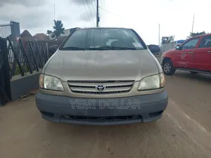 Toyota Sienna LE 2002 Gold