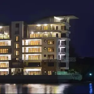 Luxurious Waterfront 3-Bedroom With Spa & All Modern Amenities in Vi