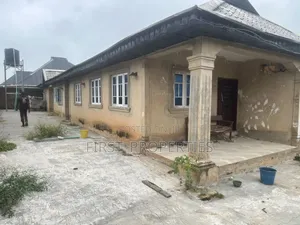 8bdrm Block of Flats in Omi Adio, Apata for sale