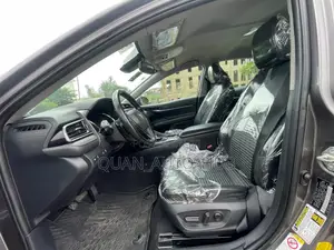 Toyota Camry SE (2.5L 4cyl 8A) 2019 Gray