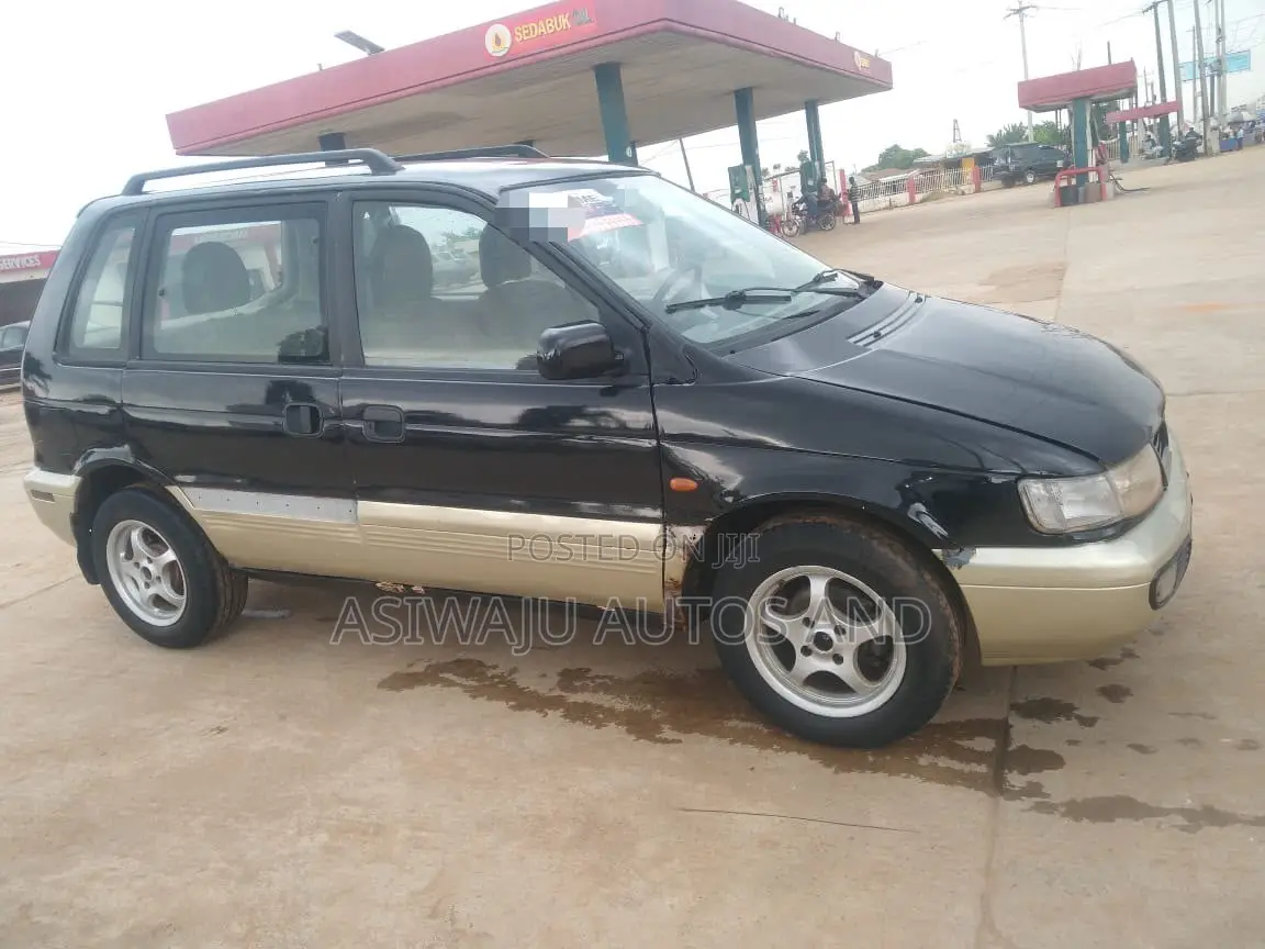 Mitsubishi SpaceRunner 2005 Blue