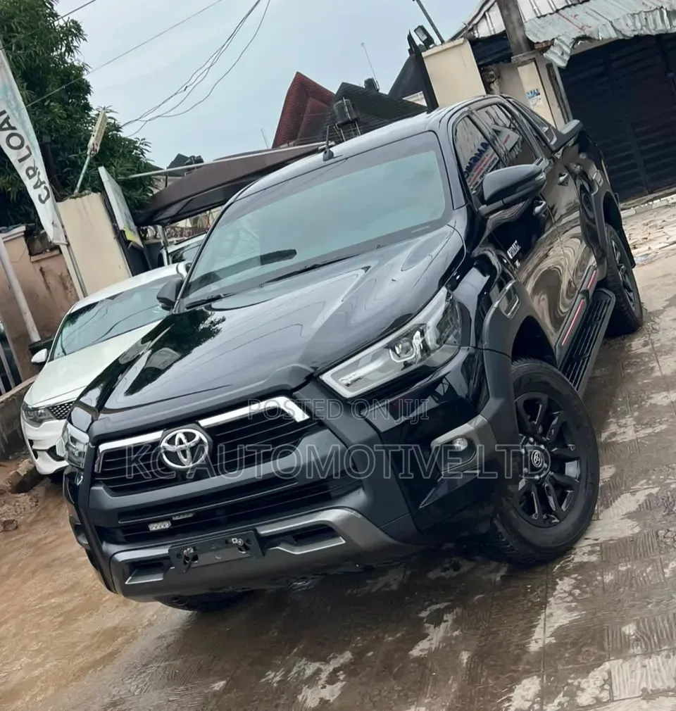 Toyota Hilux 2025 Black