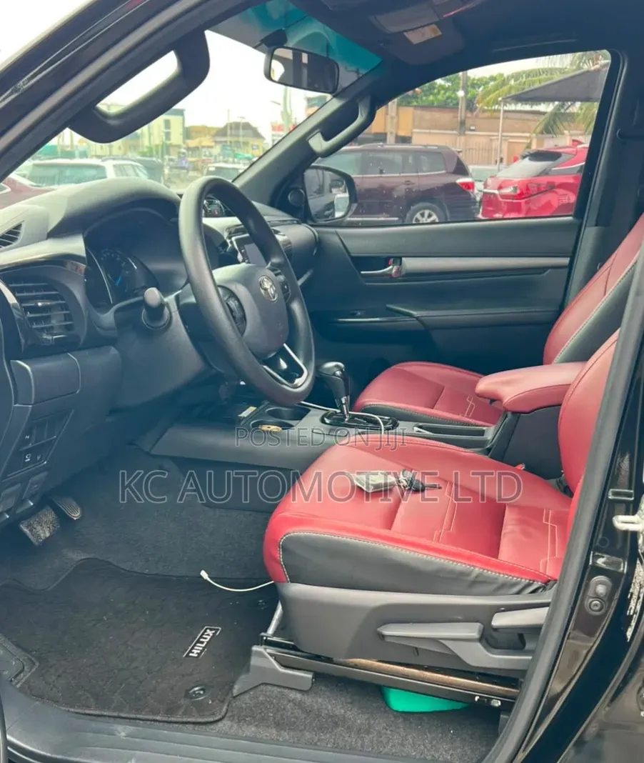Toyota Hilux 2025 Black