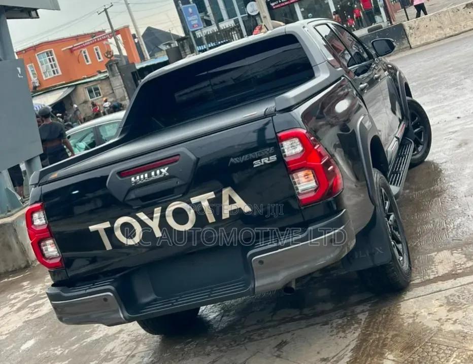 Toyota Hilux 2025 Black
