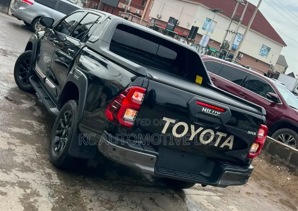 Toyota Hilux 2025 Black