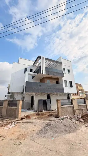 4bdrm Penthouse in Akobo for sale