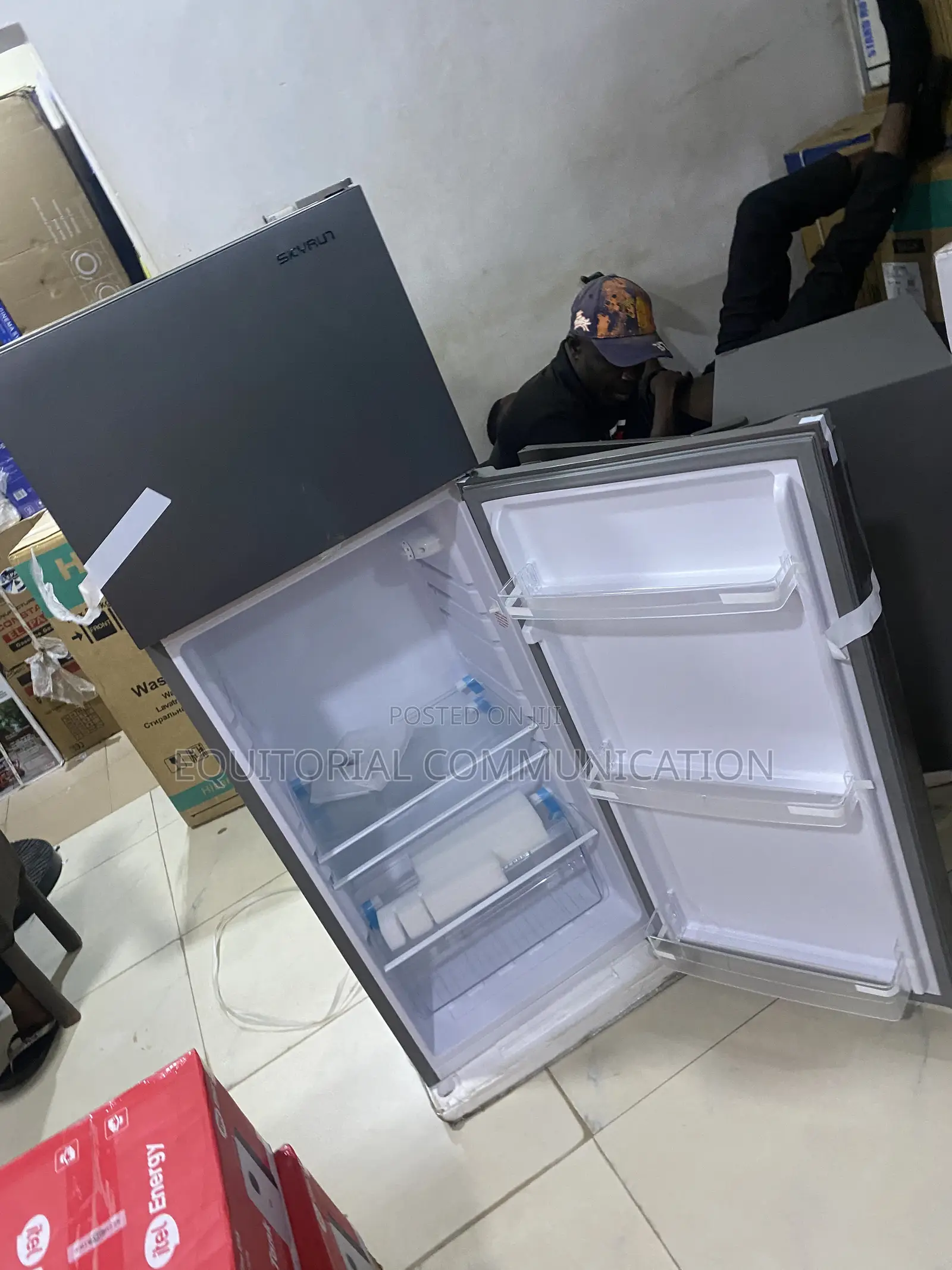 Skyrun BCD-200K 200L Refrigerator With Upper Freezer Storage
