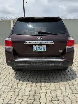 Toyota Highlander SE 3.5L 2WD 2013 Red