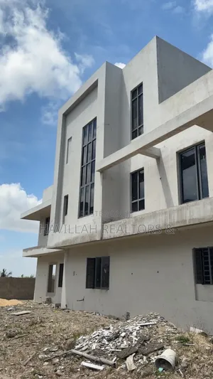 6bdrm Villa in Pinnock Estate, Osapa london for sale