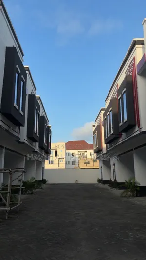4bdrm Townhouse/Terrace in Lafiaji for sale