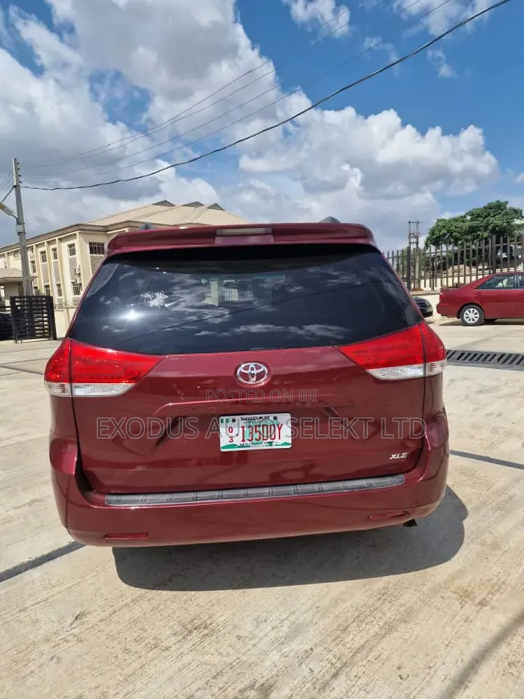 Toyota Sienna 2014 Red