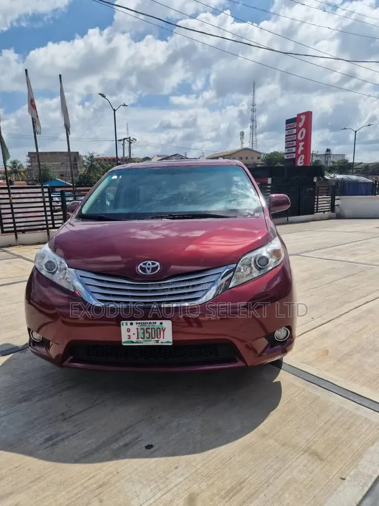 Toyota Sienna 2014 Red