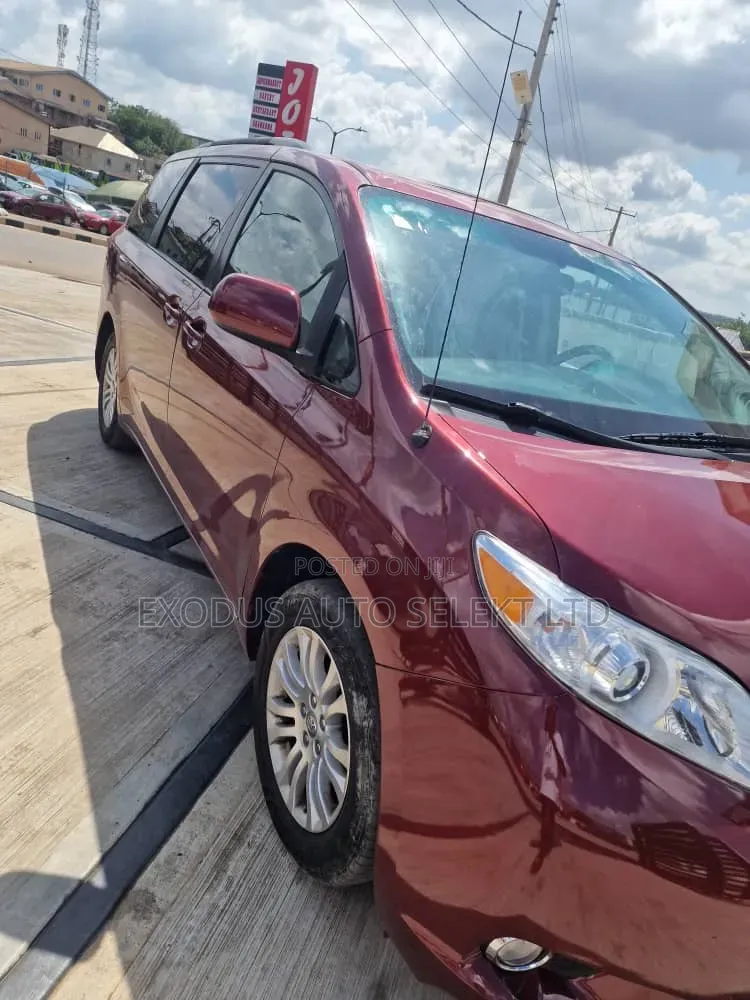 Toyota Sienna 2014 Red