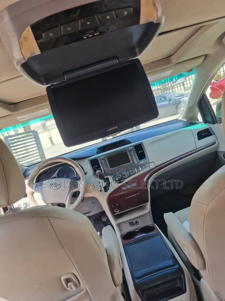 Toyota Sienna 2014 Red