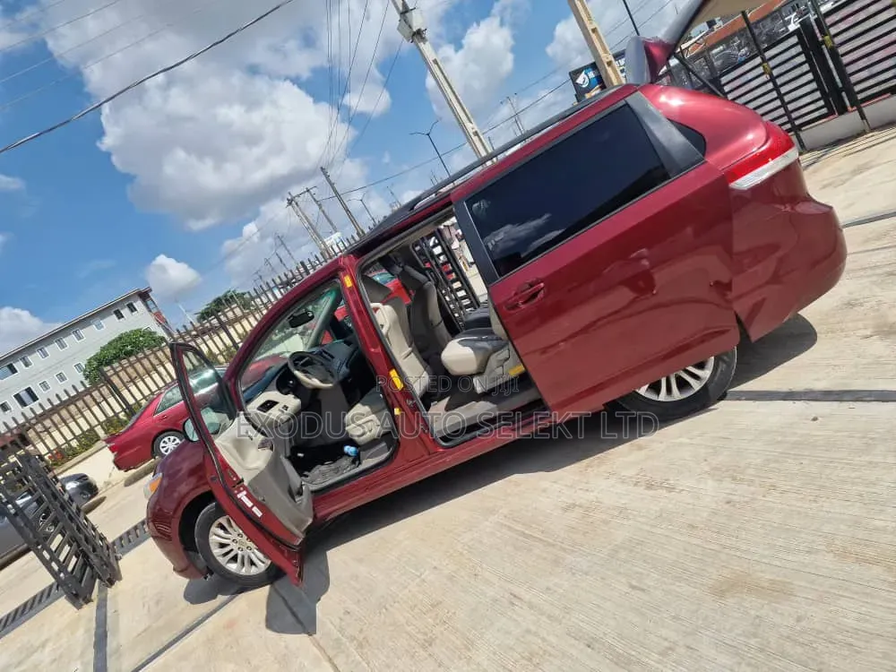 Toyota Sienna 2014 Red