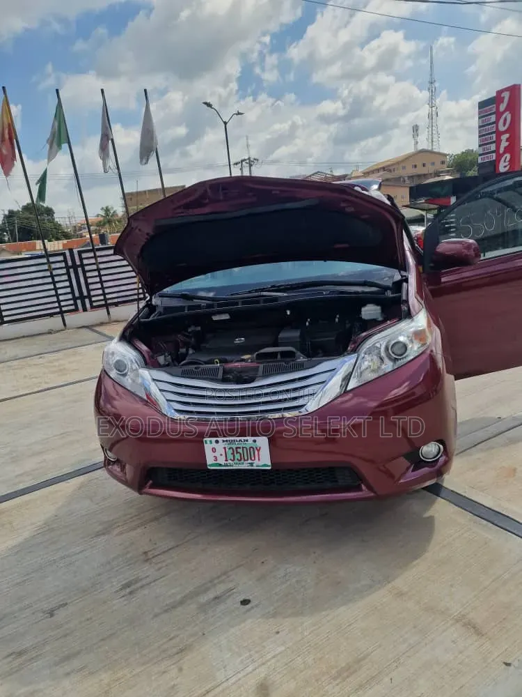 Toyota Sienna 2014 Red