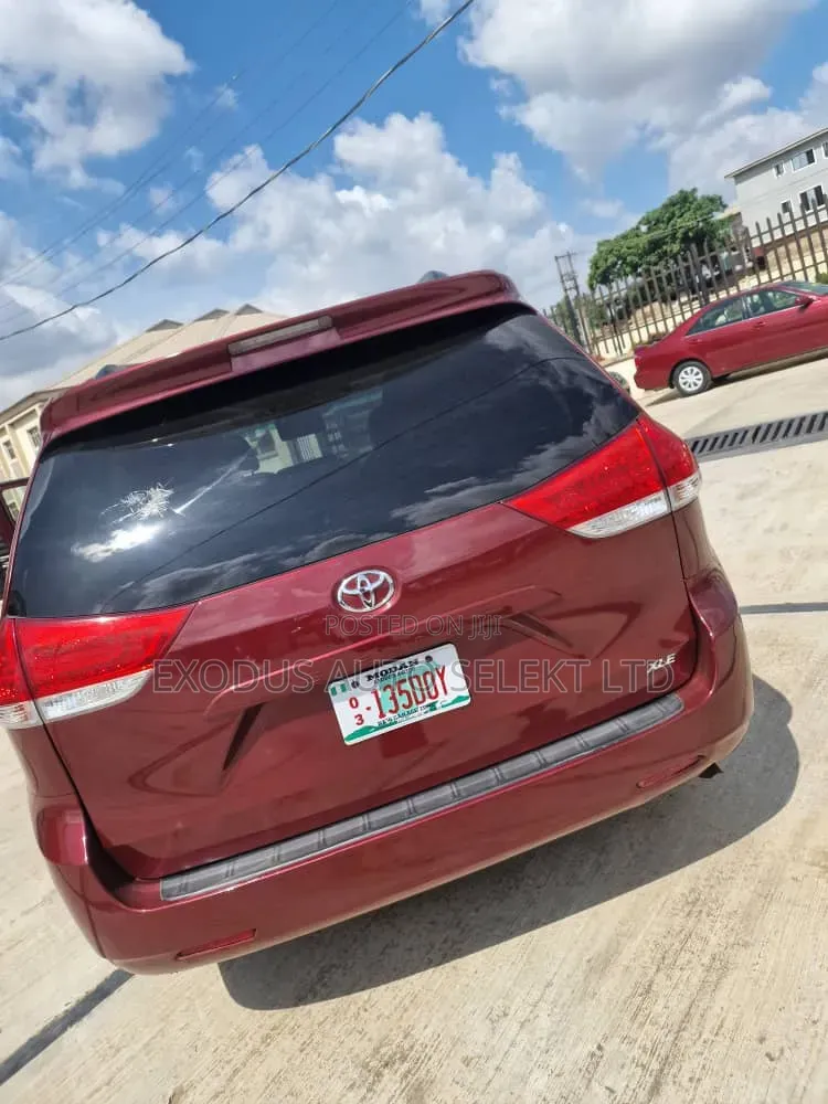 Toyota Sienna 2014 Red