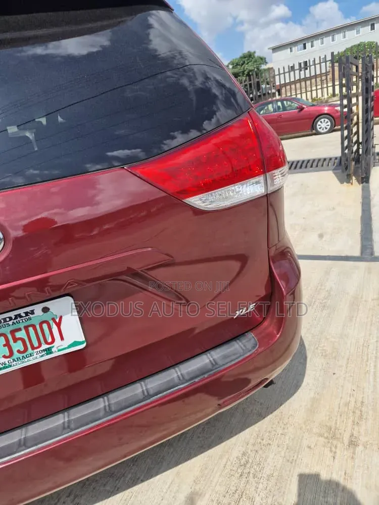 Toyota Sienna 2014 Red