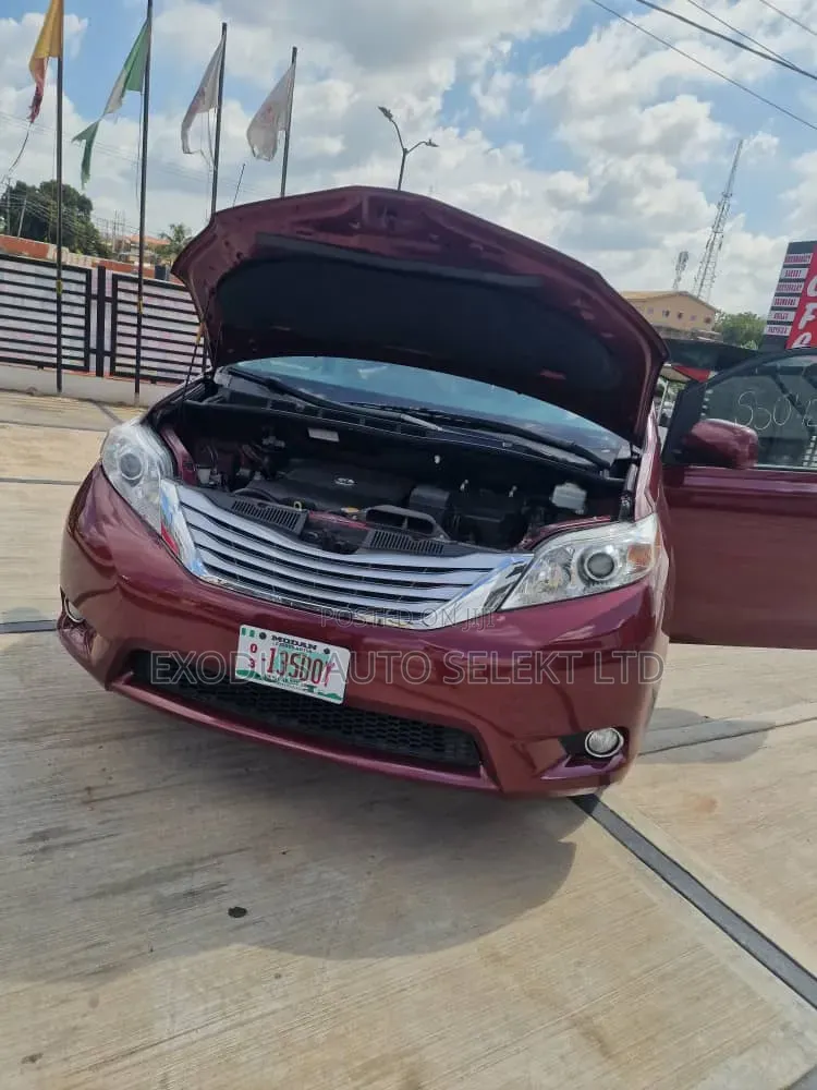 Toyota Sienna 2014 Red