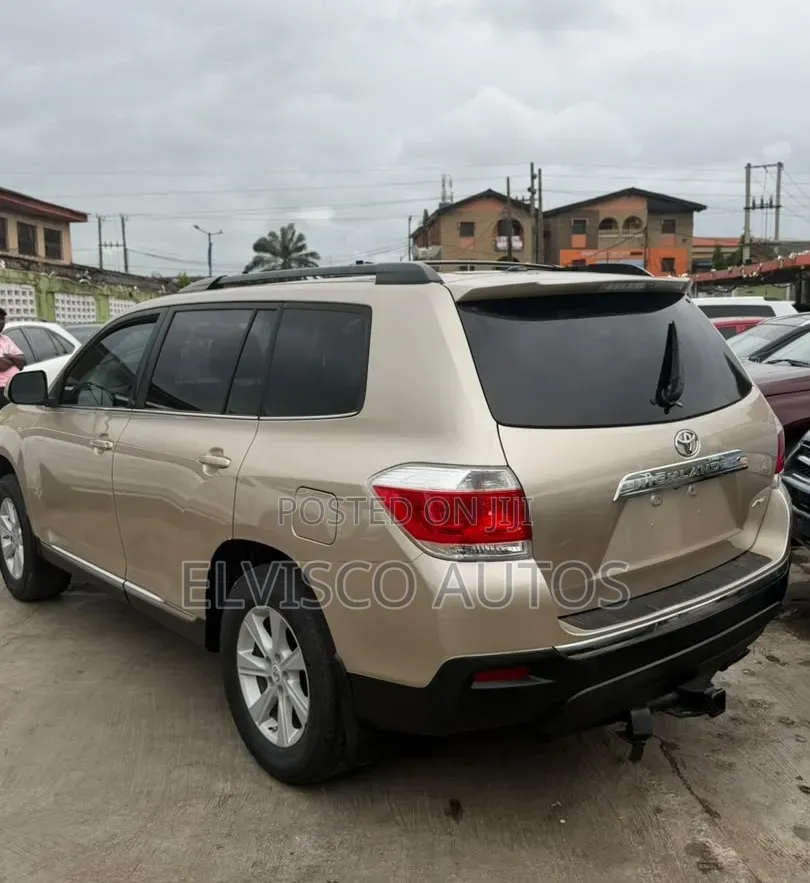 Toyota Highlander 2012 Gold