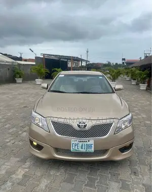 Toyota Camry SE 4dr Sedan (2.5L 4cyl 6A) 2011 Gold