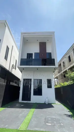 5bdrm Duplex in Chevron for sale