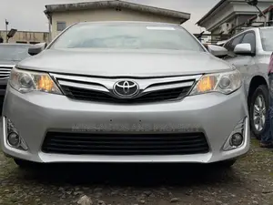 Toyota Camry XLE 4dr Sedan (2.5L 4cyl 6A) 2013 Silver