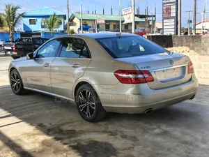 Mercedes-Benz E350 Base 4Matic Sedan AWD (3.5L 6cyl 7A) 2010 Gold