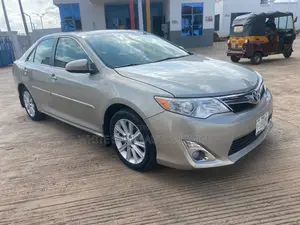 Toyota Camry XLE 4dr Sedan (2.5L 4cyl 6A) 2014 Gold