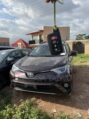 Toyota RAV4 XLE 4dr SUV (2.5L 4cyl 6A) 2018 Brown