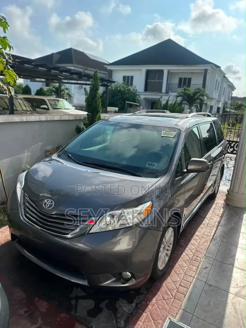 Toyota Sienna 2015 Brown