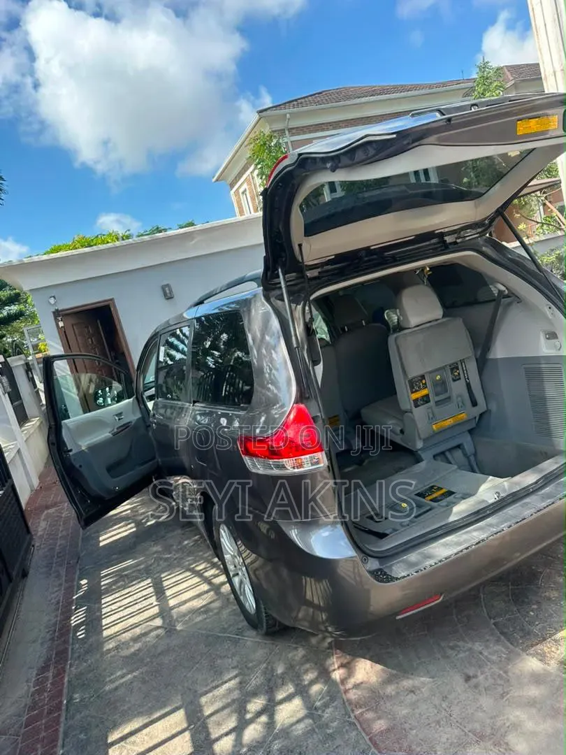 Toyota Sienna 2015 Brown
