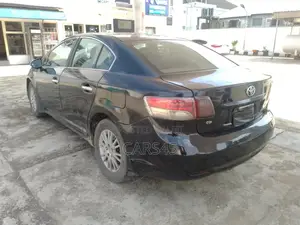 Toyota Avensis 2012 Black
