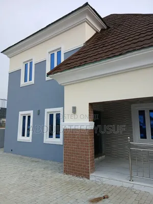 3bdrm Penthouse in Mackinson Estate, Sabon Lugbe for sale