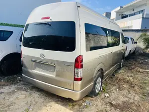Toyota HiAce 2018 White
