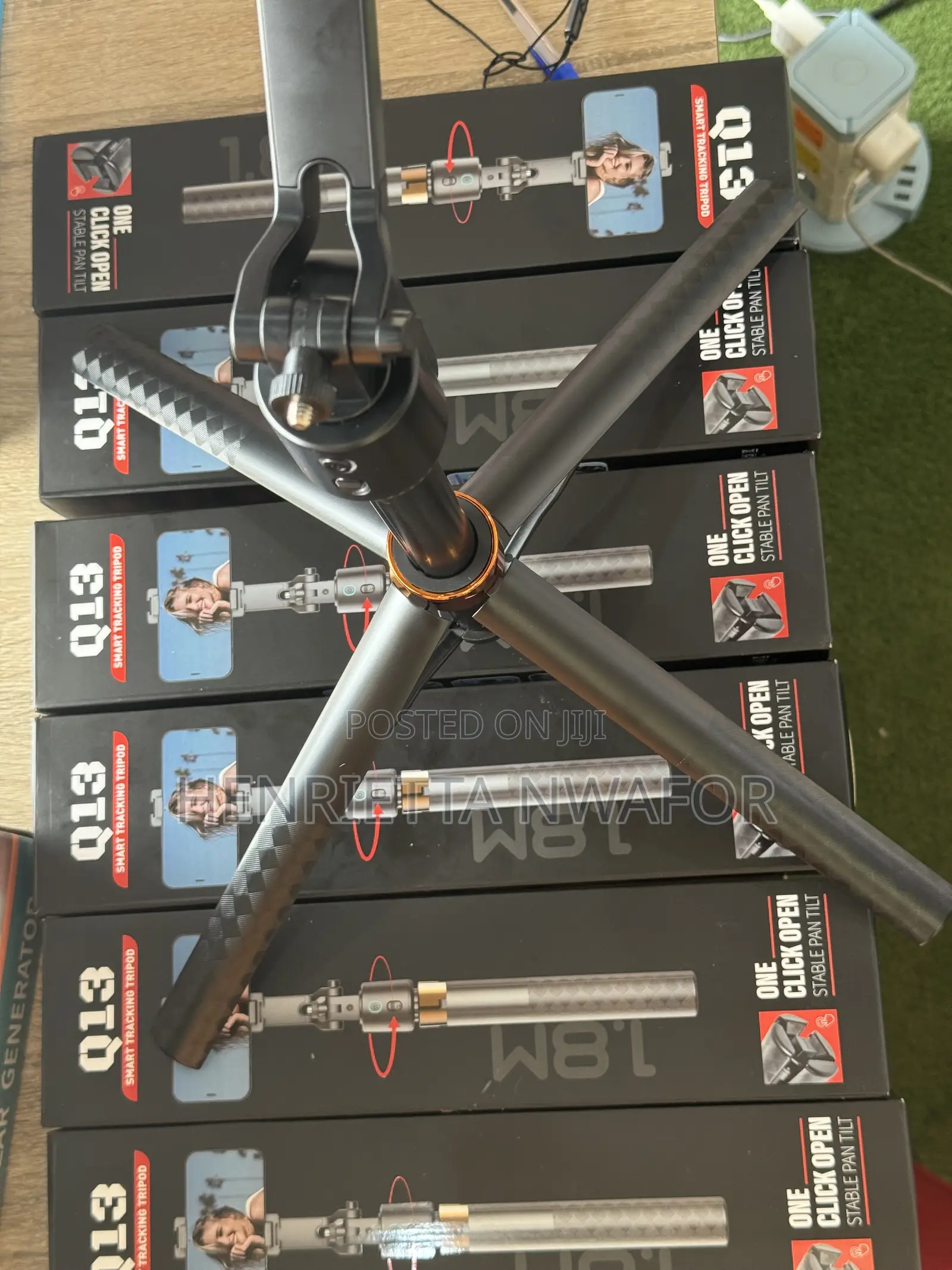 Q13 AI Tracking Tripod
