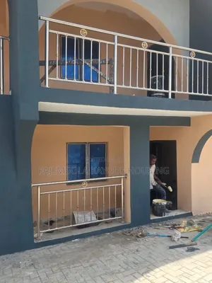 3bdrm Block of Flats in Oluwakeyin Estate, Alakia for sale