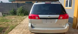 Toyota Sienna 2010 Silver