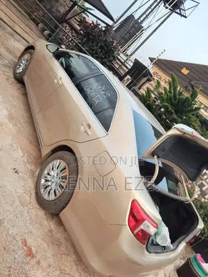 Toyota Camry XLE 4dr Sedan (2.5L 4cyl 6A) 2013 Gold