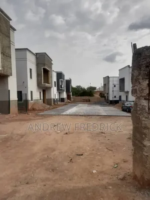 6bdrm Duplex in Kaura for sale