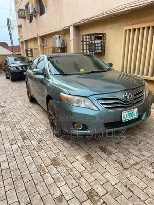 Toyota Camry LE 4dr Sedan (2.5L 4cyl 6A) 2011 Gray