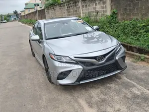 Toyota Camry SE (2.5L 4cyl 8A) 2019 Silver