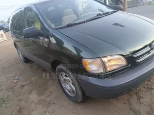 Toyota Sienna CE & 1 hatch 2000 Green