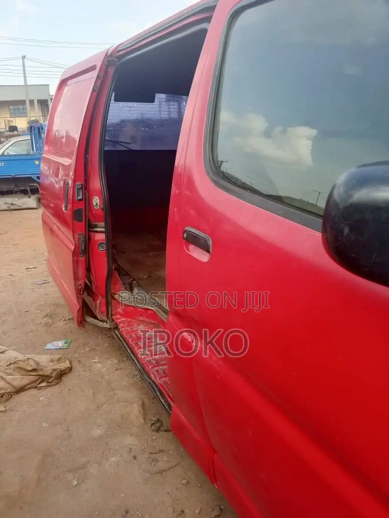 Toyota HiAce 1999 Red
