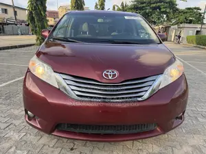 Toyota Sienna XLE 8 Passenger (3.5L 6cyl 8A) 2017 Red