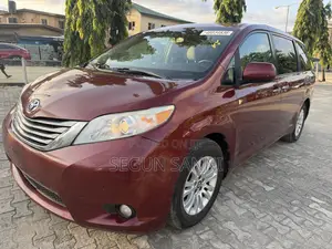 Toyota Sienna XLE 8 Passenger (3.5L 6cyl 8A) 2017 Red