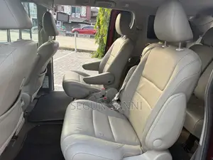 Toyota Sienna XLE 8 Passenger (3.5L 6cyl 8A) 2017 Red