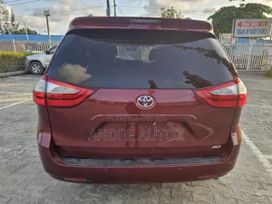 Toyota Sienna XLE 8 Passenger (3.5L 6cyl 8A) 2017 Red