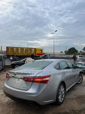 Toyota Camry XLE V6 4dr Sedan (3.5L 6cyl 6A) 2013 Silver