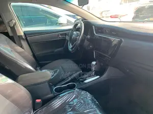Toyota Corolla LE (1.8L 4cyl 2A) 2018 White